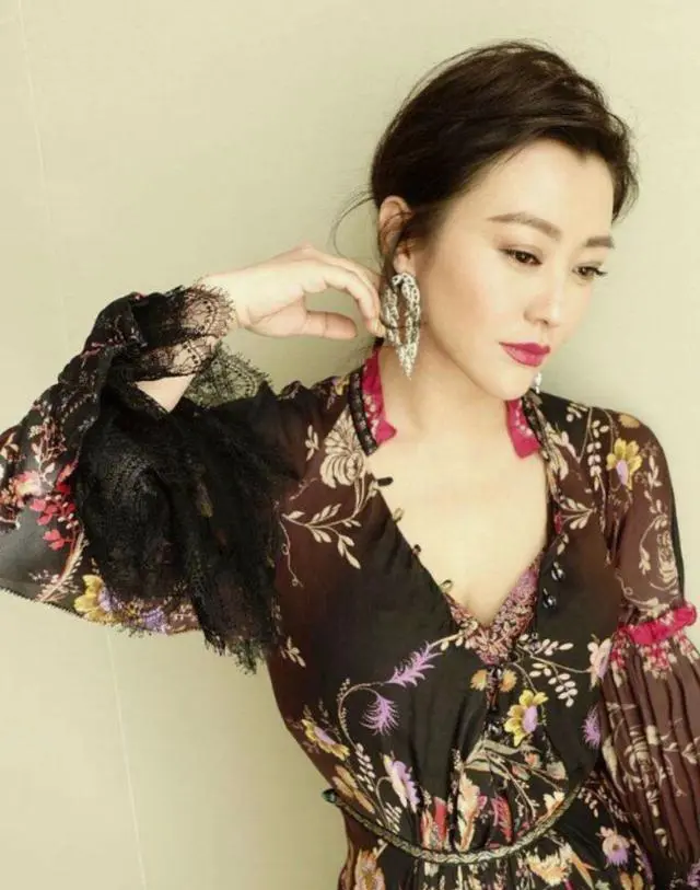 50 岁中年女性注意！穿衣不慎易显老，如何避免姨味劣势？