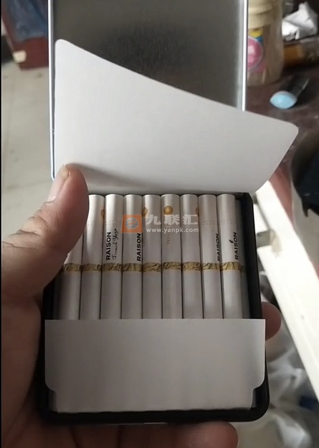 铁塔猫(酸奶爆珠铁盒)相册